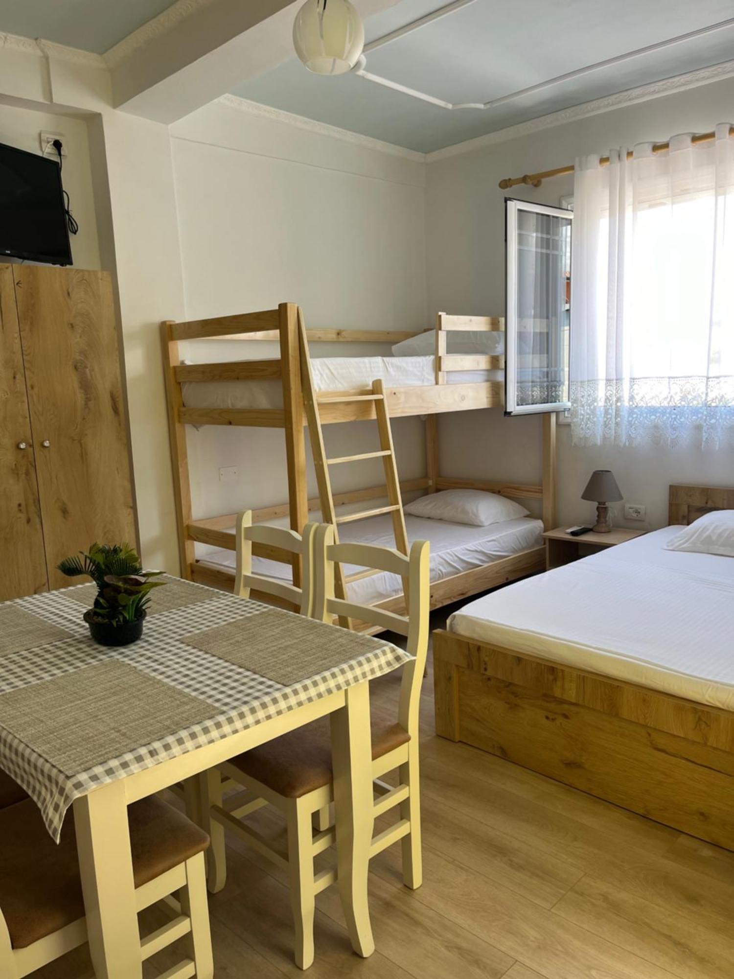 Guesthouse Kristi & Mari Vlore Ngoại thất bức ảnh