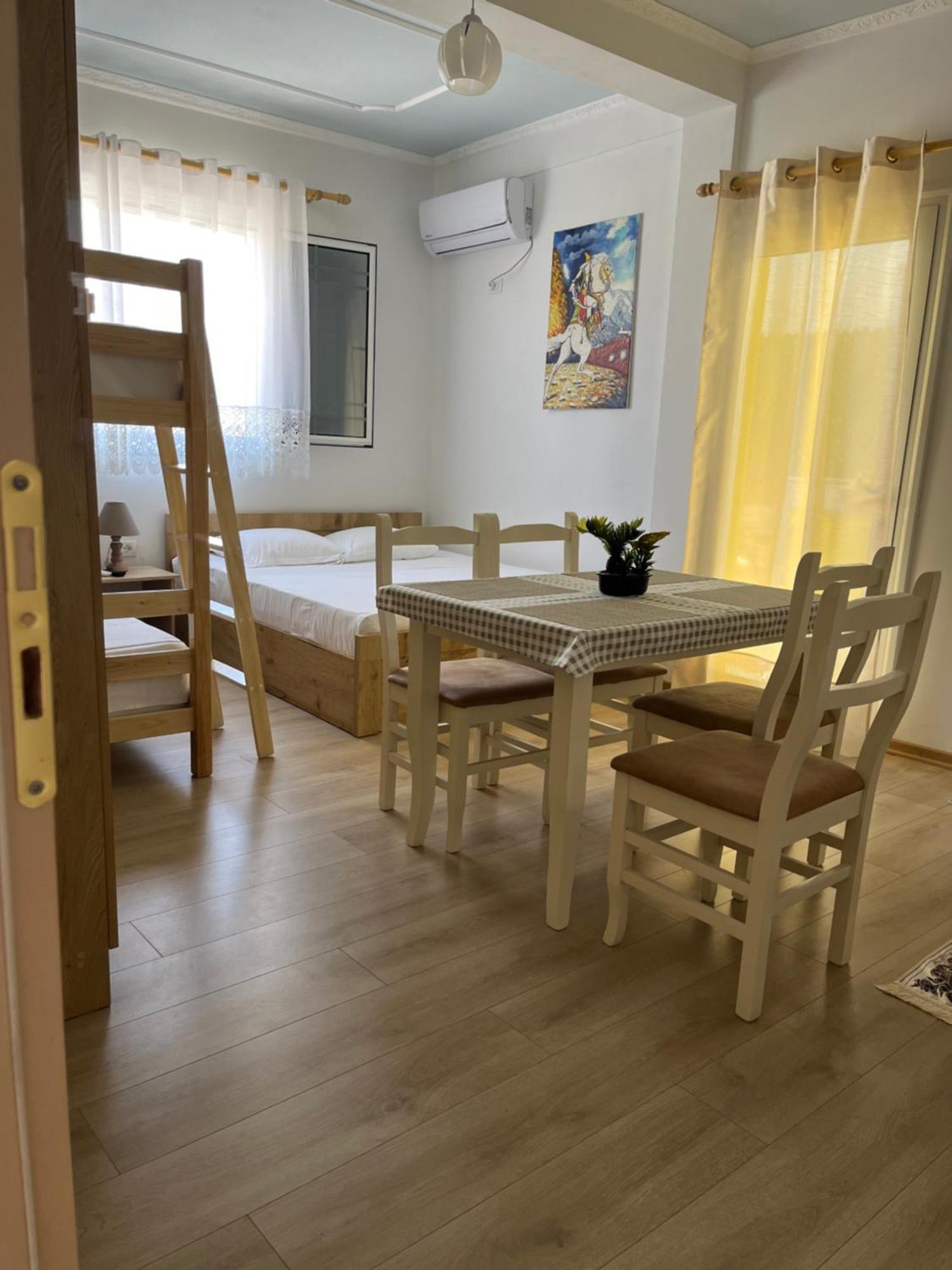 Guesthouse Kristi & Mari Vlore Ngoại thất bức ảnh